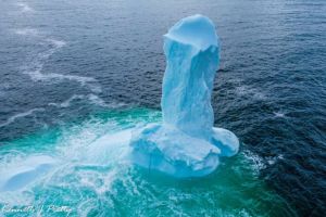 В Ньюфаундленде айсберг необычной формы